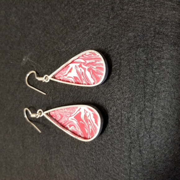 ENTICING EARRINGS NWOT - Picture 4 of 4